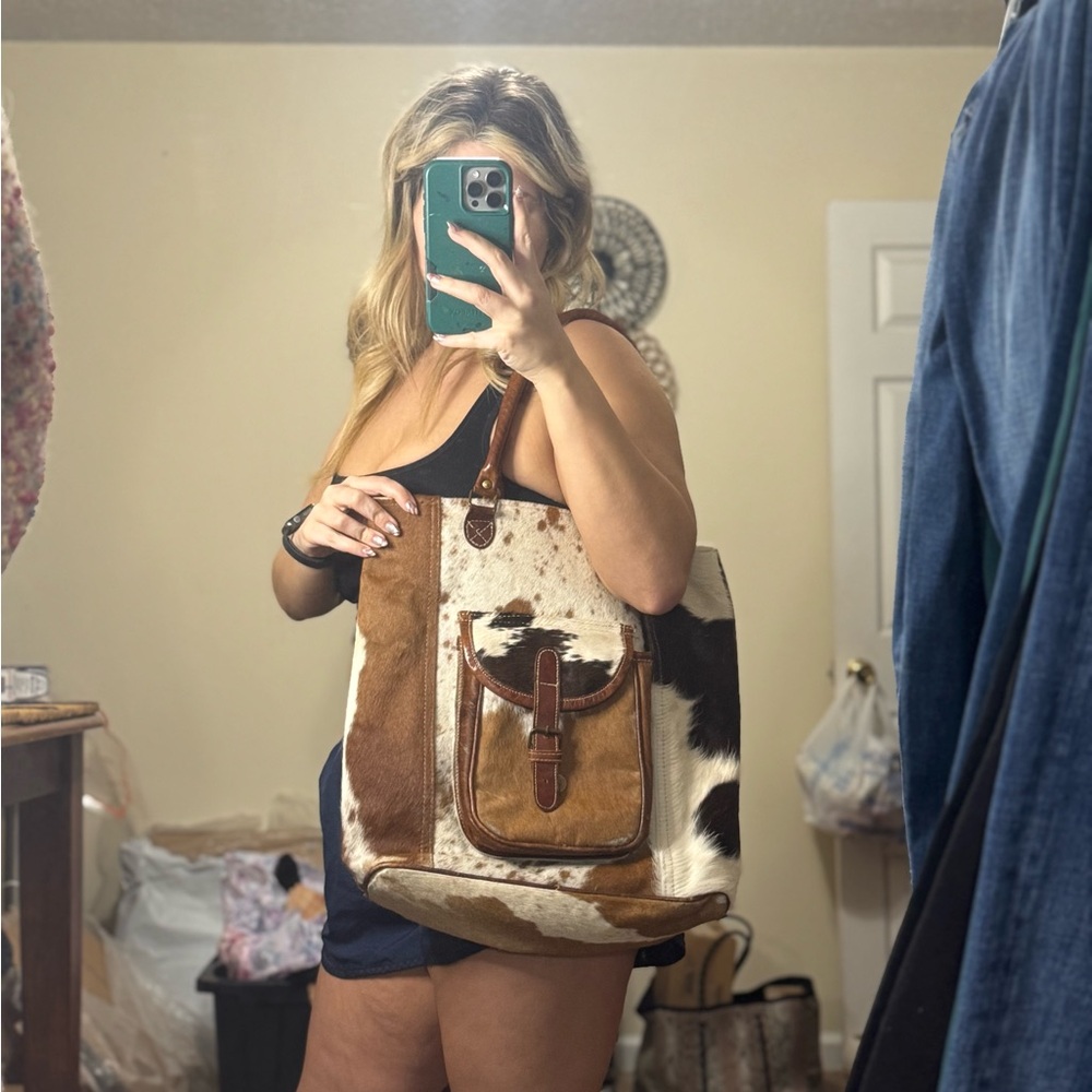 Chloe & Lex Western Hairon Tote with brown faux leather trim